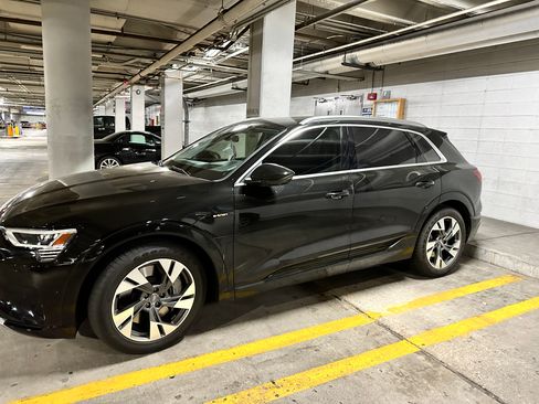 Used 2021 Audi e-tron Prestige w/ Prestige Package image 6