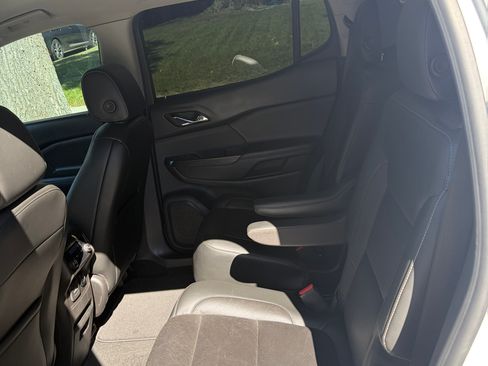 Used 2018 GMC Acadia SLT AWD/4WD image 10