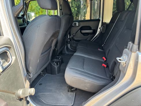 Used 2018 Jeep Wrangler Unlimited Sport image 9