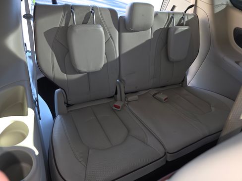 Used 2017 Chrysler Pacifica Limited w/ UConnect Theater Package image 15