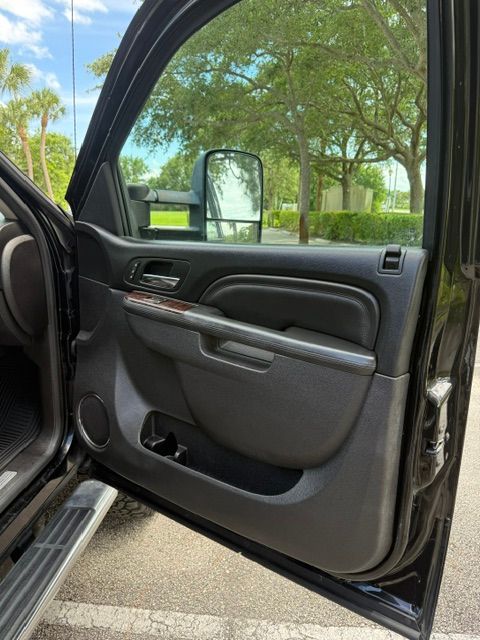 Used 2013 GMC Sierra 2500 Denali w/ Suspension Package, Off-Road AWD/4WD image 17