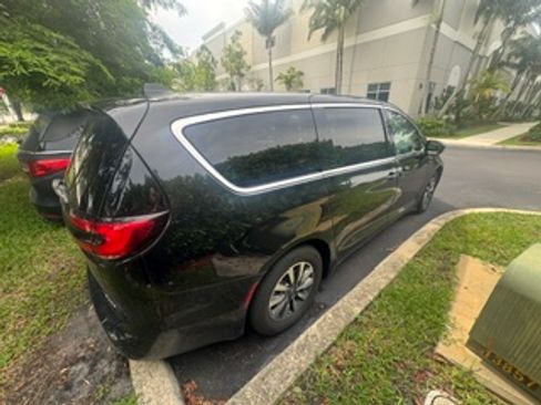 Used 2022 Chrysler Pacifica Touring-L FWD image 1