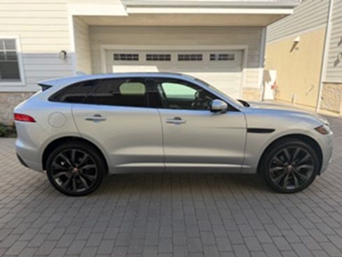 Used 2017 Jaguar F-PACE First Edition image 8