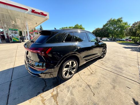 Used 2022 Audi e-tron Premium AWD/4WD image 10