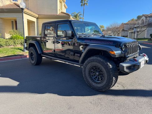 Used 2024 Jeep Gladiator Rubicon w/ Technology Group image 5
