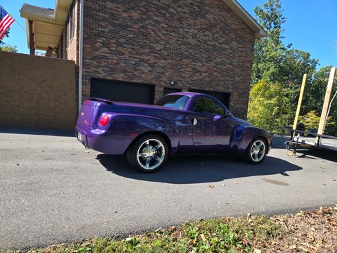 Used 2004 Chevrolet SSR w/ Preferred Equipment Group image 2