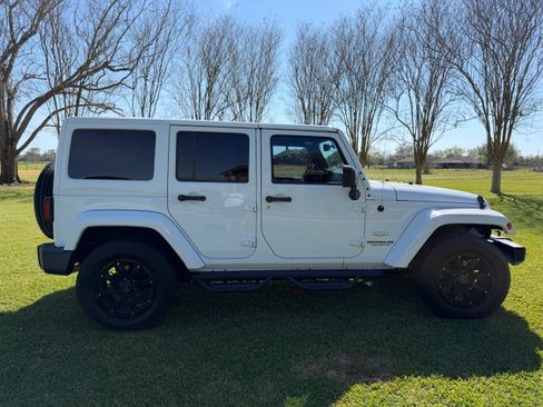 Used 2015 Jeep Wrangler Unlimited Sahara w/ Connectivity Group image 12