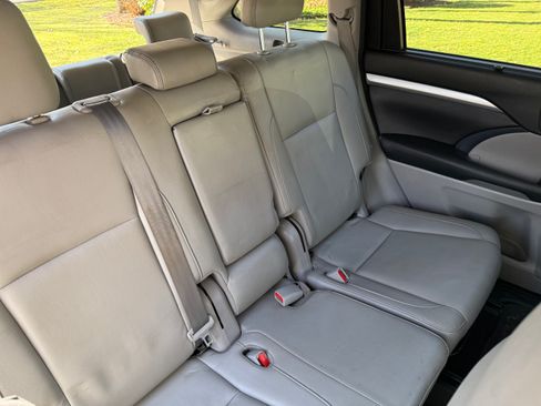 Used 2017 Toyota Highlander XLE image 16