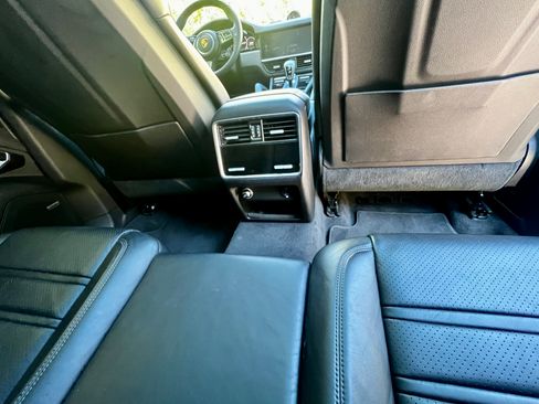 Used 2023 Porsche Cayenne Turbo S image 27