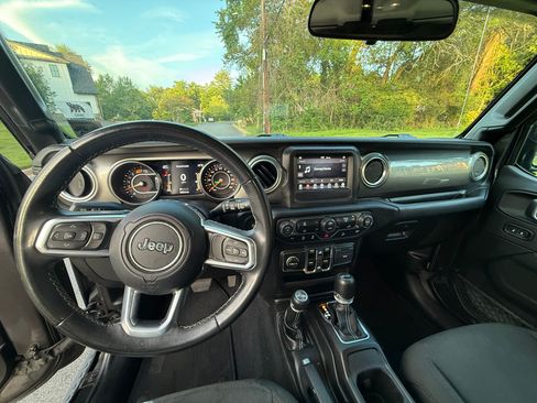 Used 2019 Jeep Wrangler Unlimited Sahara AWD/4WD image 16