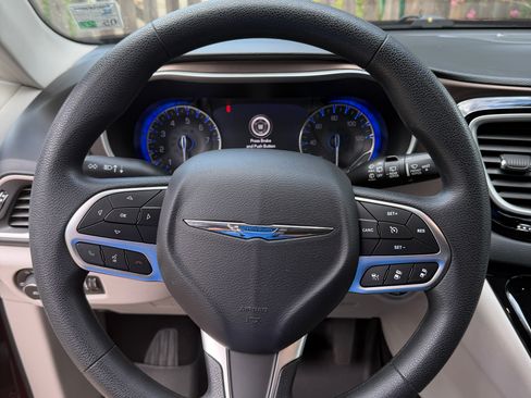 Used 2019 Chrysler Pacifica Touring Plus w/ Advanced Safetytec Group FWD image 30