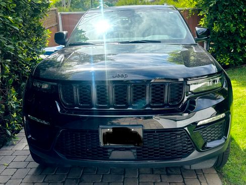 Used 2025 Jeep Grand Cherokee Limited w/ Black Appearance Package image 2