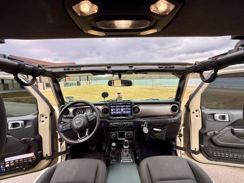 Used 2020 Jeep Gladiator Sport image 2