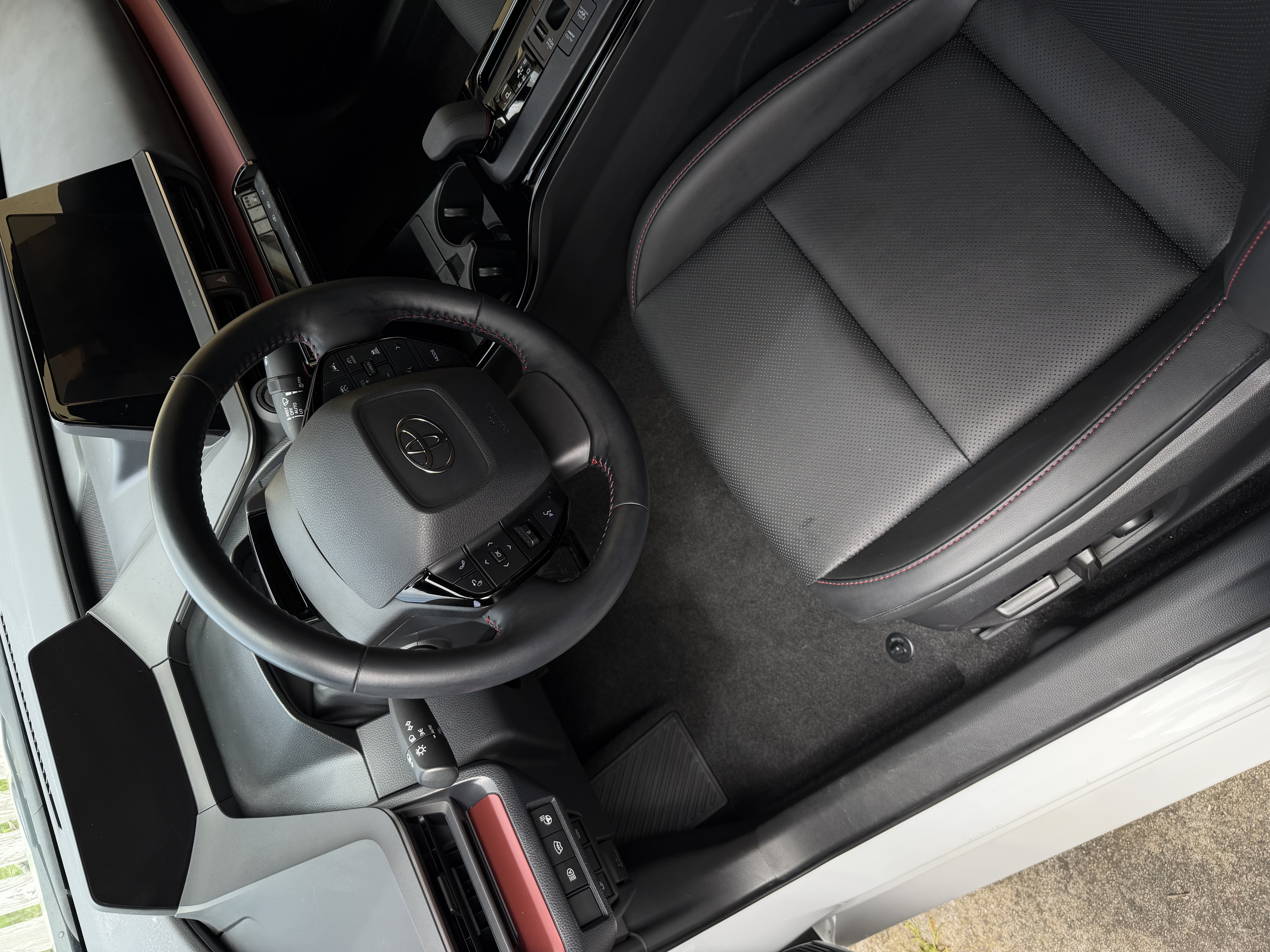 Used 2024 Toyota Prius Prime FWD image 13