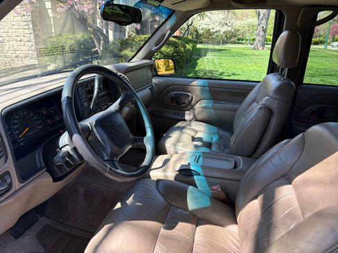 Used 1998 GMC Suburban 4WD w/ Marketing Opt Pkg 3 image 10