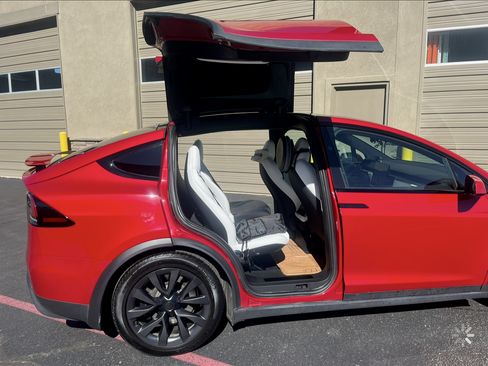 Used 2022 Tesla Model X Plaid image 8