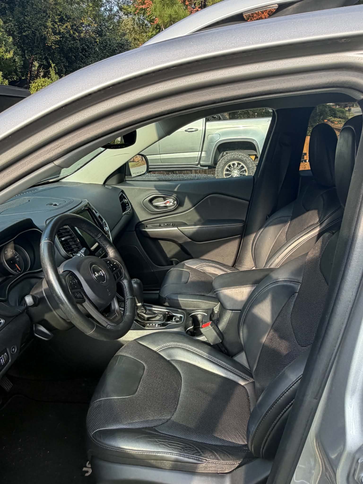Used 2019 Jeep Cherokee Limited AWD/4WD image 12