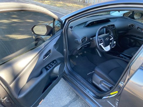 Used 2018 Toyota Prius Three image 13