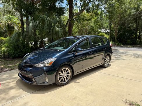 Used 2017 Toyota Prius V Five w/ Advanced Technology Package FWD image 2