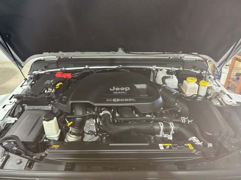 Used 2023 Jeep Gladiator Rubicon AWD/4WD image 13