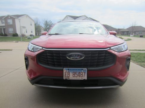 Used 2023 Ford Escape SE w/ Class II Trailer Tow Package image 1