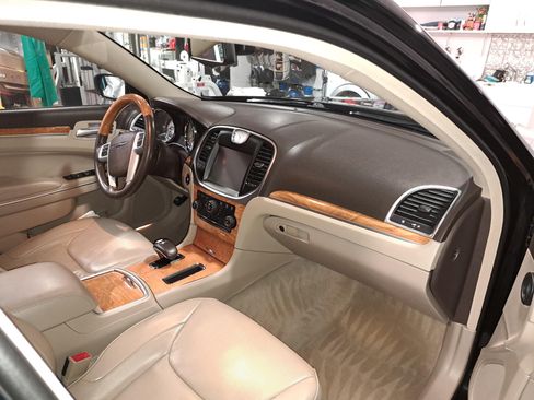 Used 2014 Chrysler 300 C w/ Light Group image 9