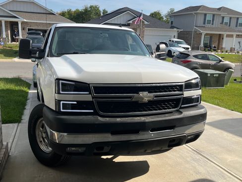 Used 2006 Chevrolet Silverado 2500 LT w/ Heavy-Duty Power Package AWD/4WD image 2