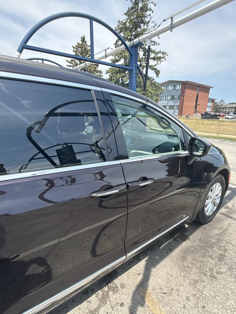 Used 2017 Chrysler Pacifica Touring-L FWD image 9