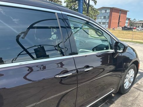 Used 2017 Chrysler Pacifica Touring-L FWD image 9