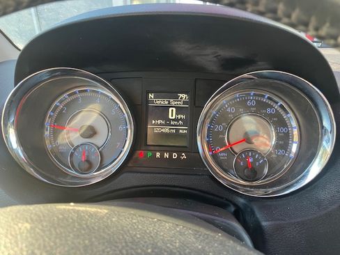 Used 2016 Chrysler Town & Country Touring FWD image 1