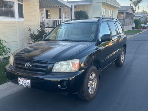 Used 2005 Toyota Highlander 2WD V6 w/ 3rd Row image 1