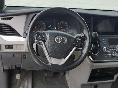 Used 2015 Toyota Sienna LE image 10