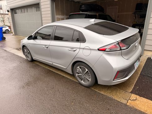 Used 2020 Hyundai Ioniq SE image 2