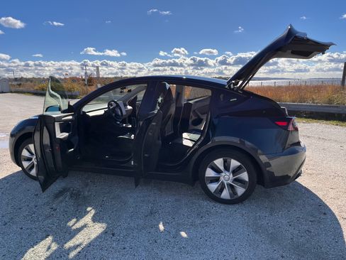 Used 2024 Tesla Model Y Long Range image 13