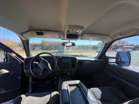 Used 2006 Chevrolet Silverado 2500 LT w/ Heavy-Duty Power Package image 13