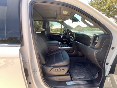 Used 2024 GMC Sierra 1500 SLT image 11