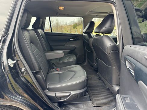 Used 2022 Toyota Highlander XLE AWD/4WD image 8