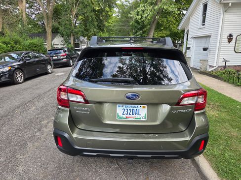 Used 2019 Subaru Outback 2.5i Premium image 2
