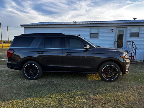 Used 2023 Ford Expedition Limited image 2