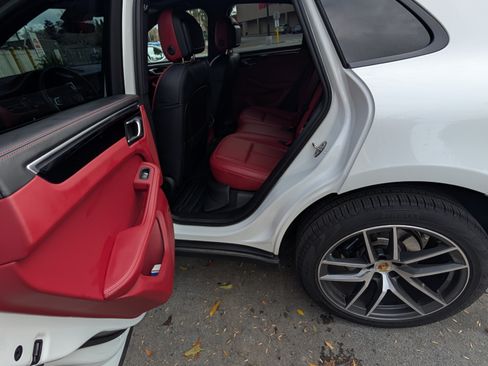 Used 2024 Porsche Macan image 10