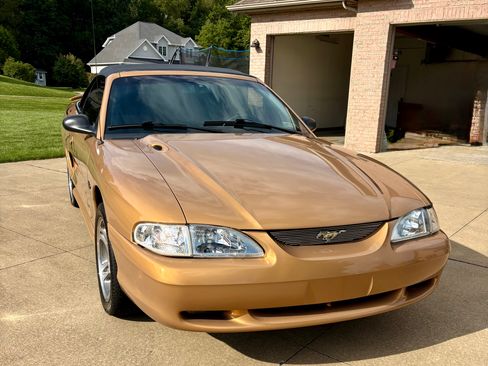 Used 1997 Ford Mustang GT RWD image 2