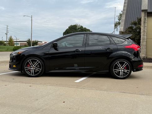 Used 2017 Ford Focus ST image 4
