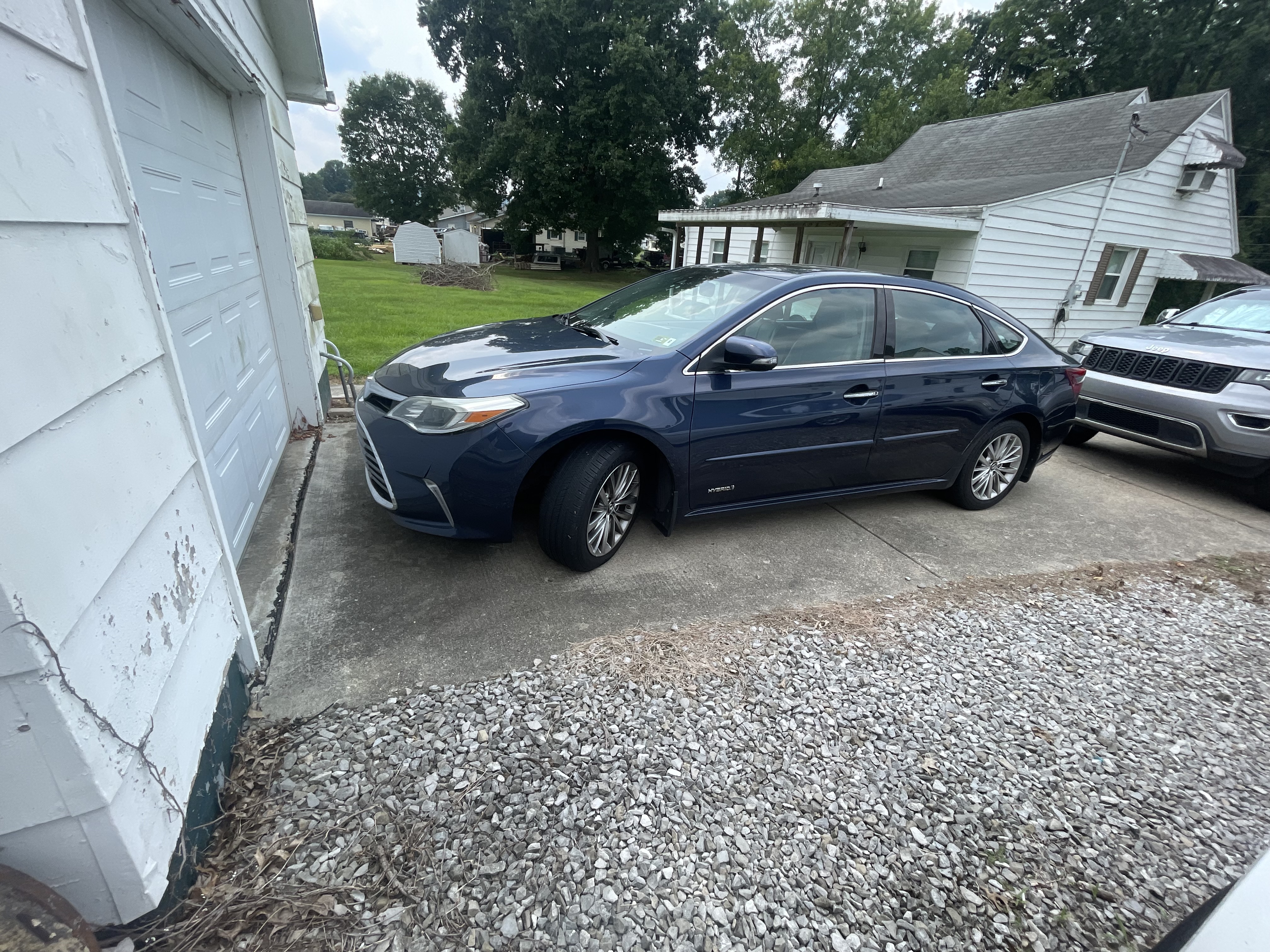 Used 2018 Toyota Avalon Limited w/ All Weather Liner Package FWD image 2