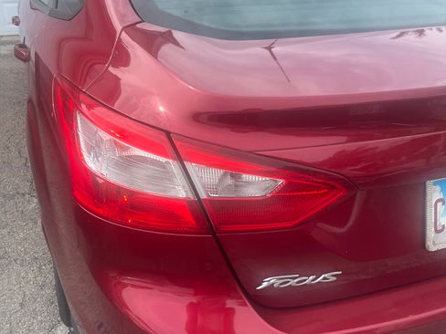 Used 2014 Ford Focus SE w/ SE Winter Package FWD image 9