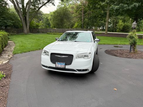 Used 2015 Chrysler 300 C RWD image 1
