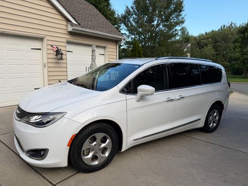Used 2017 Chrysler Pacifica Touring-L Plus w/ Advanced Safetytec Group FWD image 9