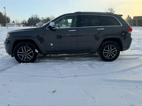 Used 2018 Jeep Grand Cherokee Overland image 2