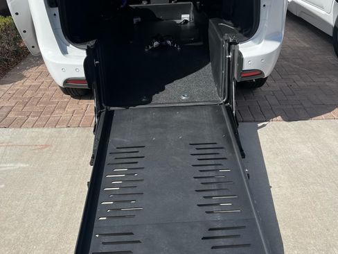 Used 2025 Chrysler Voyager LX image 5