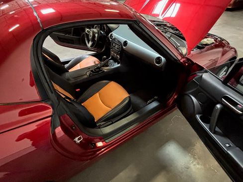 Used 2011 MAZDA MX-5 Miata Touring w/ Suspension Pkg RWD image 18