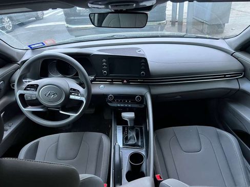 Used 2022 Hyundai Elantra SEL FWD image 2
